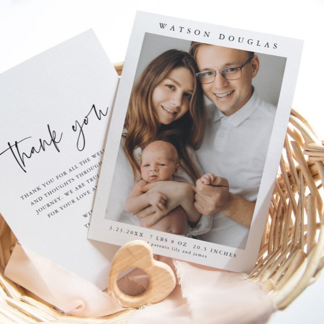 Tarjeta De Agradecimiento Foto simple Nacimiento de recién nacidos (Simple minimalist newborn baby photo thank you card.)