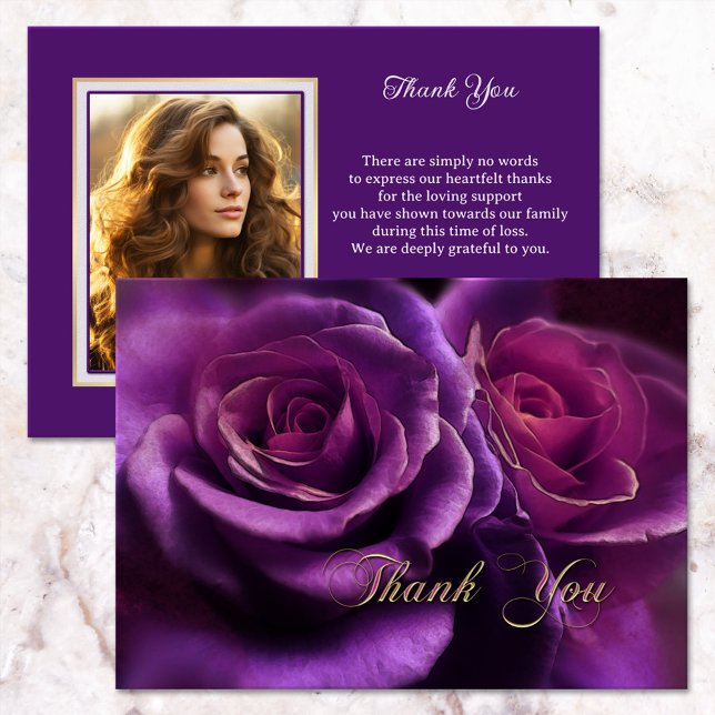 Tarjeta De Agradecimiento Fotografía en memoria de los Rosas morados (Photo sympathy Thank You card featuring an elegant purple rose with gold Thank You script text)