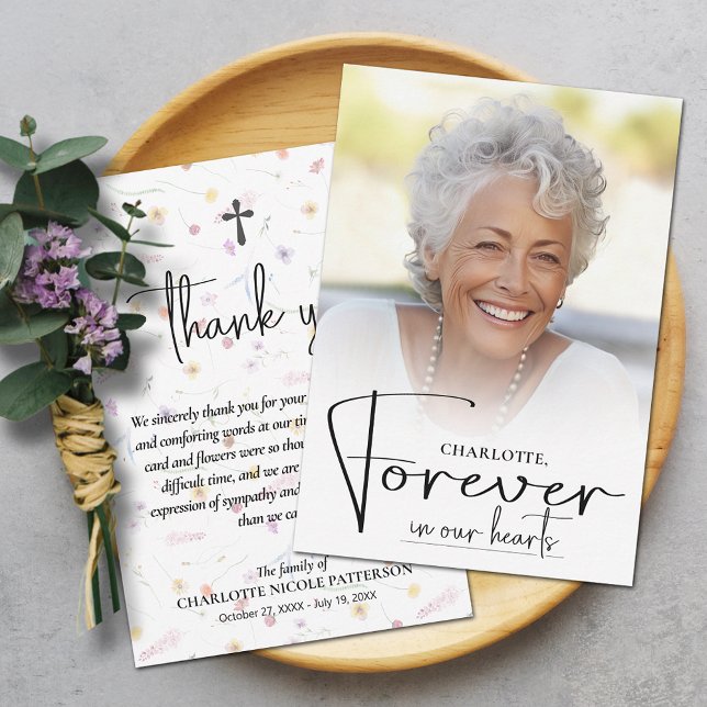 Tarjeta De Agradecimiento Fotografía funeraria simple (Forever in our Hearts funeral photo thank you card your message on the back on dainty wildflowers)