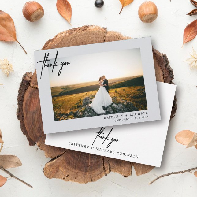 Tarjeta De Agradecimiento Fotografía moderna a mano Gracias Gray (Modern elegant wedding thank you card with a wedding photo on the front and simple hand written font)