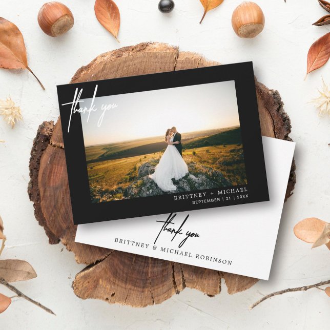 Tarjeta De Agradecimiento Fotografía moderna a mano Gracias Negro (Modern elegant wedding thank you card with a wedding photo on the front and simple hand written font)