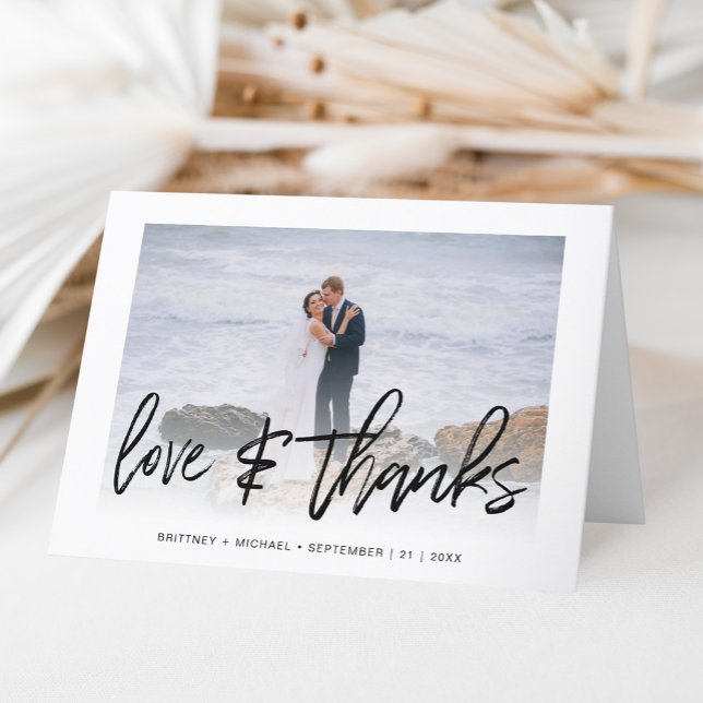 Tarjeta De Agradecimiento Fotografía simple a mano Amor y Gracias Blanco (A simple and elegant way to say thank you with a personal touch by adding a wedding photo.)