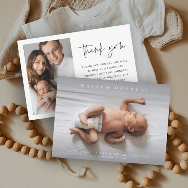 Tarjeta De Agradecimiento Fotografía simple Nacimiento de foto bebé recién n (Simple minimalist newborn baby photo thank you card.)