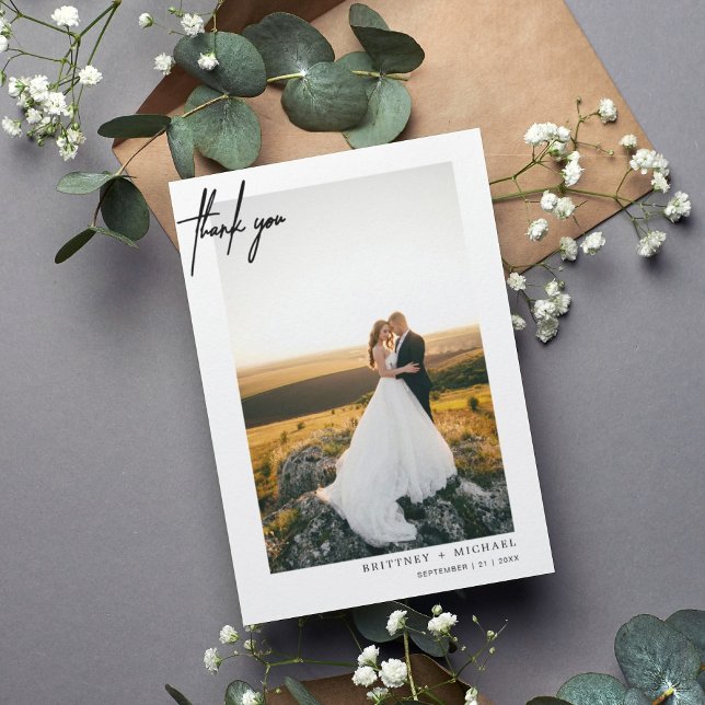 Tarjeta De Agradecimiento Fotografía simple y manuscrita moderna (Modern elegant wedding thank you card with a wedding photo on the front and simple hand written font)