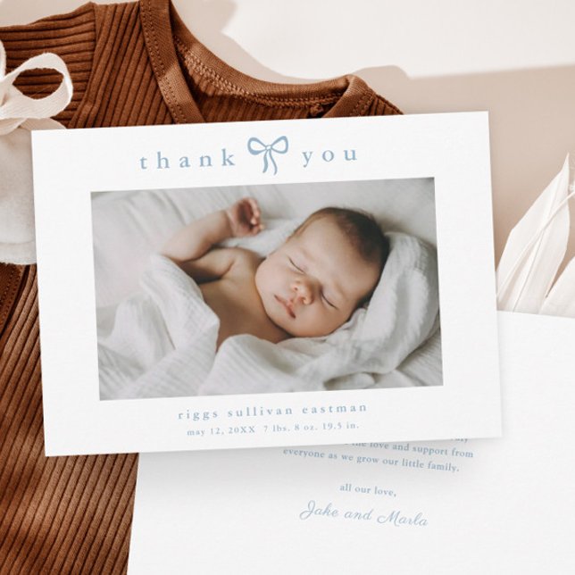 Tarjeta De Agradecimiento Fotos de Simple Bow Baby Stats (Hand Drawn Blue Bow Baby Photo Announcement Thank You Card.)