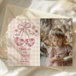 Tarjeta De Agradecimiento Fotos retro Cute Rosa Coquette 1er cumpleaños<br><div class="desc">Captura y comparte la alegría del primer cumpleaños de tu bebé con nuestra adorable tarjeta de agradecimiento de cumpleaños. Esta tarjeta personalizada es la manera perfecta de expresar gratitud a sus invitados mientras aprecian los preciosos recuerdos hechos durante la celebración. Personalizable con una foto del evento, la tarjeta presenta un...</div>