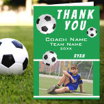 Tarjeta De Agradecimiento Fútbol de fútbol Green Sports Gracias entrenador<br><div class="desc">Fútbol de fútbol Green Sports Gracias tarjeta de entrenador. Fútbol gracias tarjeta de entrenador con foto, gracias texto, nombre del entrenador, nombre del equipo, año, nombre y pelotas de fútbol. Dentro de la carta hay más pelotas de fútbol. Tarjeta de agradecimiento por foto - agrega tu foto a la plantilla....</div>