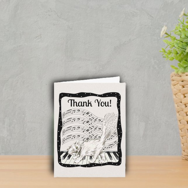 Tarjeta De Agradecimiento Gato de cola esponjosa en las teclas de piano punt (White cat fluffy tail on piano music note bars wavy black frame on white Thank You cards.)