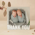Tarjeta De Agradecimiento Gemelos de regalo para bebés Gracias recién nacido<br><div class="desc">Gemelos de regalo para bebés Gracias recién nacidos Baby Shower Gracias Tarjetas presenta su foto favorita con el texto "Gracias" en un elegante y moderno guión en la parte delantera y una foto adicional y su mensaje personalizado al revés. Personalice editando el texto en los cuadros de texto proporcionados. FOTO...</div>
