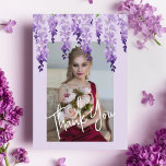 Tarjeta De Agradecimiento Gracias a Watercolor Wisteria Foto Bat Mitzvah<br><div class="desc">Gracias a Watercolor Wisteria Photo Bat Mitzvah Gracias Cards presenta elegantes glicinas de agua con flores de lavanda suave y morado con hojas verdes sobre un fondo lila con tu foto favorita y un overlay de "Gracias". Al revés en el elegante guión de caligrafía blanca sobre fondo morado está el...</div>