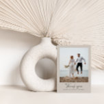 Tarjeta De Agradecimiento Gracias Boda escritura gris mínima moderna<br><div class="desc">Guión gris y blanco simple y contemporáneo boda foto tarjeta de agradecimiento. Impresionante diseño moderno minimalista. Parte de una suite.</div>