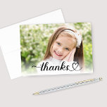 Tarjeta De Agradecimiento Gracias en Personalizado con guión corto<br><div class="desc">Las tarjetas de agradecimiento personalizadas modernas presentan una foto con negro (se puede modificar) Gracias a un guión con un acento cardíaco lindo. Perfecto para que los niños envíen como notas de agradecimiento por regalos de cumpleaños,  regalos de primera comunión y más.</div>