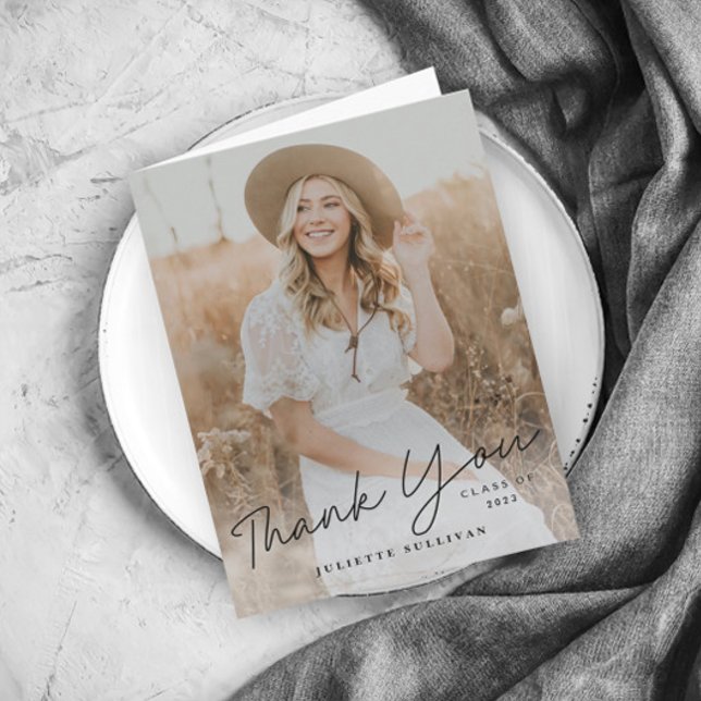 Tarjeta De Agradecimiento Graduación de fotografías sencillas en escritura m (Subido por el creador)