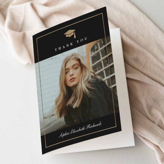 Tarjeta De Agradecimiento Graduación de fotos de oro de guión clásico (Elegant Gold Graduation Cap Black and White Photo Graduation Thank You Cards. )
