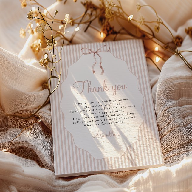 Tarjeta De Agradecimiento Graduación de lazo beige a rayas dulces (Subido por el creador)