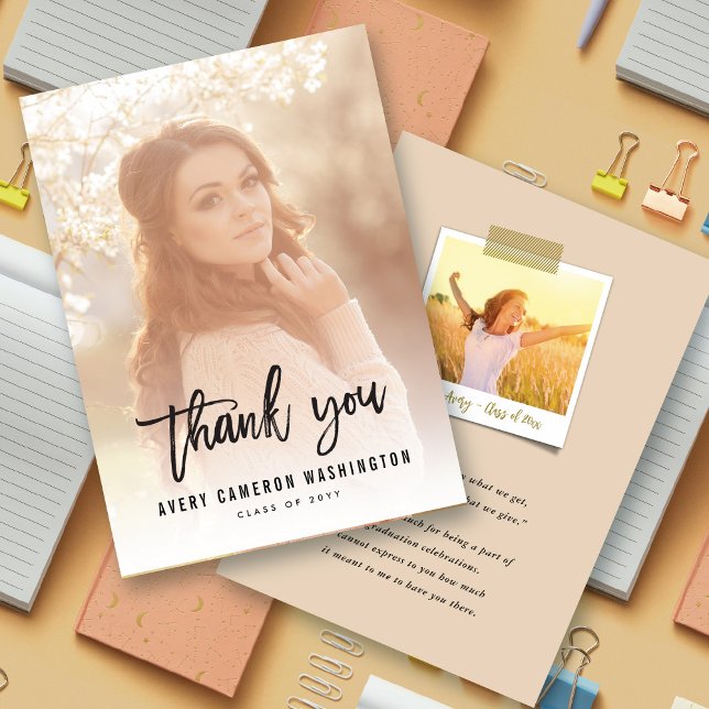 Tarjeta De Agradecimiento Graduación fotográfica de caligrafía de guión de p (Black Brush Script Calligraphy Modern Photo Graduation Thank You Card @ zazzle.com/color_therapy)