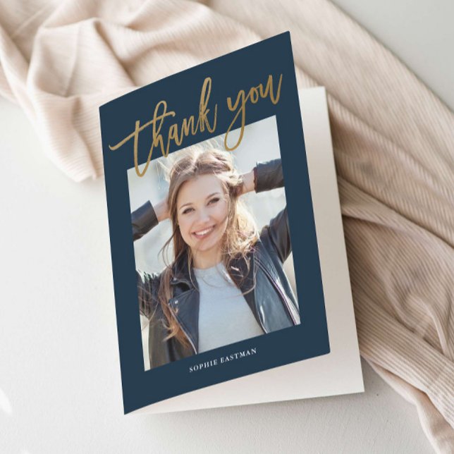 Tarjeta De Agradecimiento Graduación moderna de caligrafía de oro (Modern Gold Script Graduation Photo Thank You Card.)