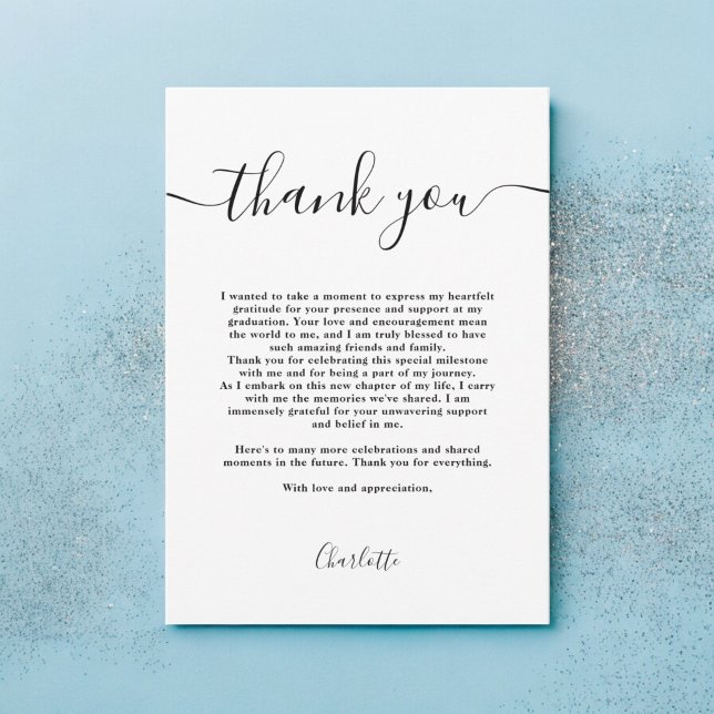Tarjeta De Agradecimiento Graduación moderna de escritura en blanco y negro (Simple modern Black and white script graduation Thank You Card)