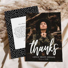 Tarjeta De Agradecimiento Graduación moderna de guiones en blanco y negro