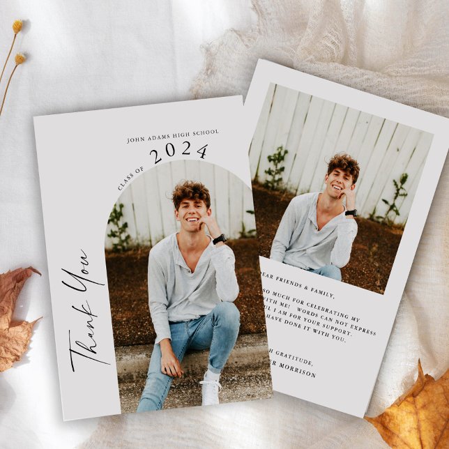 Tarjeta De Agradecimiento Graduación moderna mínima de dos fotos gris (Subido por el creador)