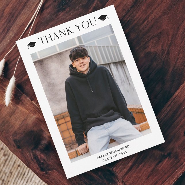 Tarjeta De Agradecimiento Graduación simple de fotos (Simple black and white cap photo graduation thank you card.)