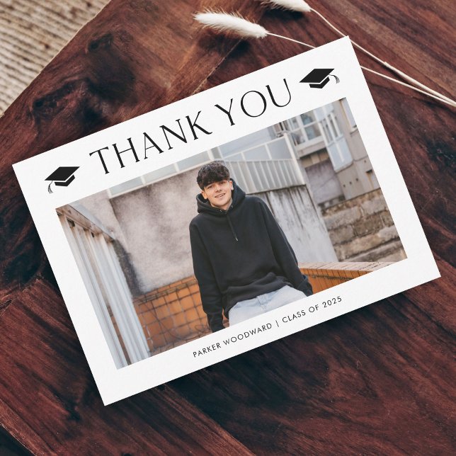 Tarjeta De Agradecimiento Graduación simple de fotos (Simple black and white cap photo graduation thank you card.)