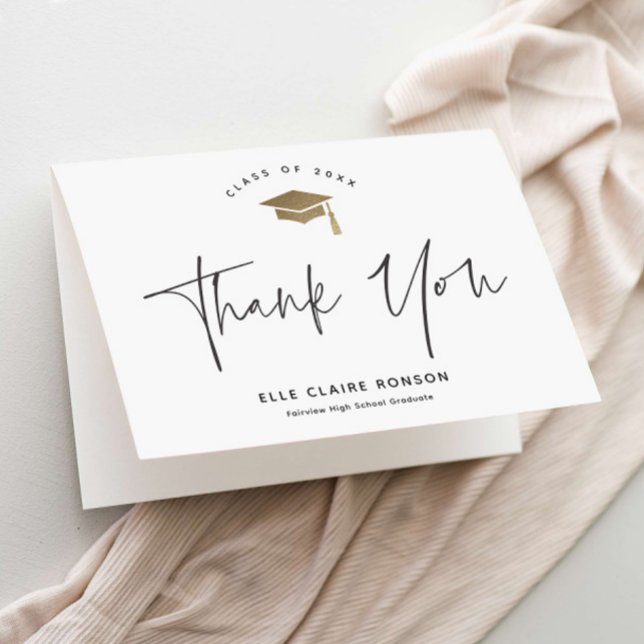 Tarjeta De Agradecimiento Graduación simple de guiones en blanco y negro (Modern Script Gold Graduation Cap Photo Thank You Card.)