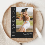 Tarjeta De Agradecimiento Graduación vertical de fotos moderna<br><div class="desc">Esta elegante y moderna tarjeta de agradecimiento para graduación de fotos cuenta con una foto vertical y un titular con el nombre del guión de personalizable y el texto en la parte delantera. La parte posterior tiene un mensaje personal y una firma que son ambos removibles si prefieres escribir a...</div>