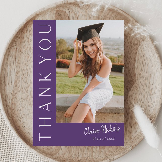 Tarjeta De Agradecimiento Graduación vertical de fotos moderna (Modern Typography Purple Photo Graduation Thank You Cards.)