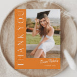 Tarjeta De Agradecimiento Graduación vertical de fotos moderna<br><div class="desc">Esta elegante y moderna tarjeta de agradecimiento para graduación de fotos cuenta con una foto vertical y un titular con el nombre del guión de personalizable y el texto en la parte delantera. La parte posterior tiene un mensaje personal y una firma que son ambos removibles si prefieres escribir a...</div>