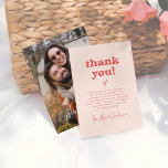 Tarjeta De Agradecimiento Groovy Sparkle Retro Boda de fotografía rosa y roj<br><div class="desc">Una tarjeta de agradecimiento para fotos divertidas que coinciden con nuestra colección de Bodas de fotos Groovy Sparkle Retro 70s. Este diseño presenta un fondo color crema-rosado con tipografía de color rojo cereza y un mensaje de agradecimiento personalizado y sincero para expresar su gratitud a amigos y familiares. La parte...</div>