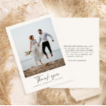 Tarjeta De Agradecimiento Guión boda información moderna en blanco y negro<br><div class="desc">Tarjeta R.S.V.P de boda de escritura contemporánea simple y negra. Impresionante diseño moderno abstracto y abstracto. Parte de una suite.</div>