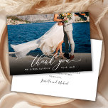 Tarjeta De Agradecimiento Guión de caligrafía de Moda moderna Un Boda fotogr<br><div class="desc">Moda Moderna Elegante Boda De Guión De Caligrafía Una Tarjeta De Gracias De Foto. Elegante plantilla de boda de agradecimiento con una foto completa en la parte delantera con el texto "Gracias" en un amplio y caprichoso guion tipográfico con letras a mano rápida revoloteando el tipo de letra sobre la...</div>