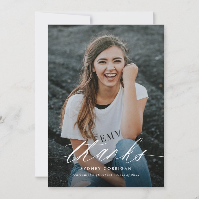 Tarjeta De Agradecimiento Guión de caligrafía simple Dos Graduación de fotog (Anverso)