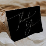 Tarjeta De Agradecimiento Guión Minimalista caprichoso | Plegado negro<br><div class="desc">Este guión minimalista caprichoso | tarjeta de agradecimiento plegada negra es perfecta para su boda boho moderno clásico y sencillo en blanco y negro. El diseño presenta una caligrafía escrita a mano, elegante, delicada y romántica, con una tipografía chic y formal. El aspecto irá bien con cualquier estación boda: primavera,...</div>