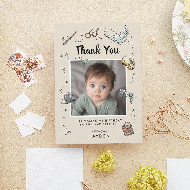 Tarjeta De Agradecimiento Harry Potter 1er cumpleaños (Thank you card simulated on table)