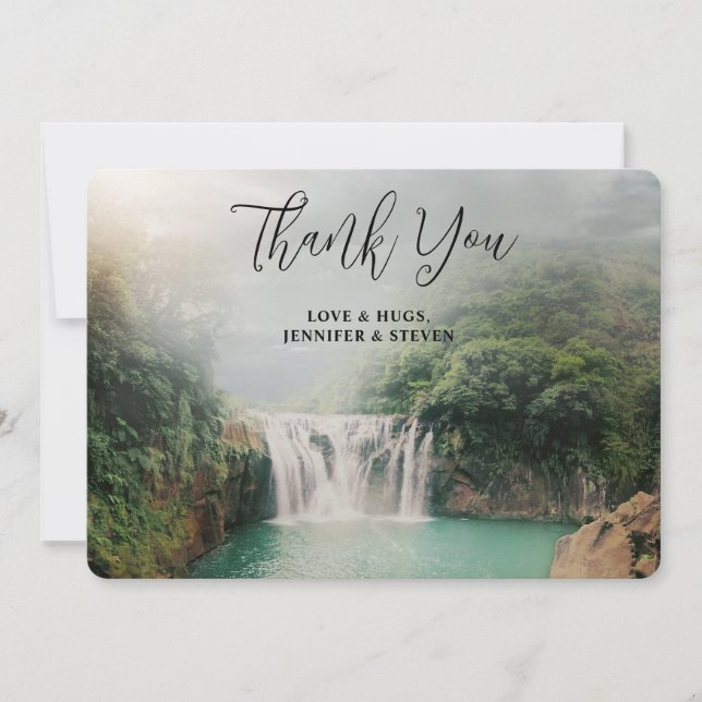 Tarjeta De Agradecimiento Hermosa cascada por un frondoso bosque verde (Anverso)