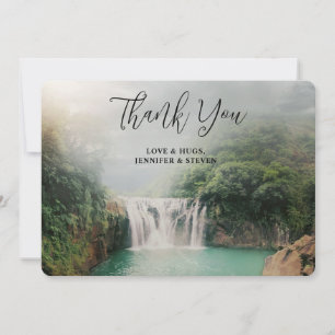 Tarjeta De Agradecimiento Hermosa cascada por un frondoso bosque verde