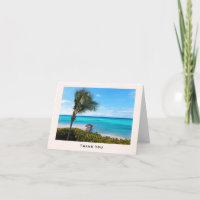 Hermoso árbol de palma tropical ventoso en la play