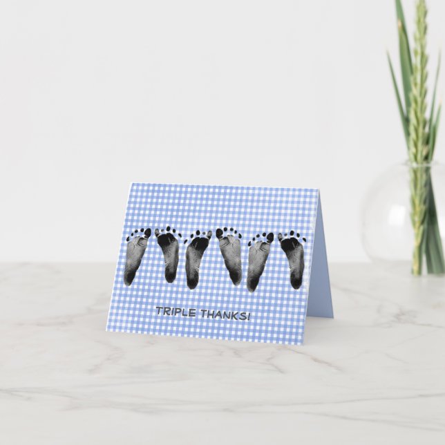 Tarjeta De Agradecimiento huellas de bebé trillizos en gingham azul (Anverso)