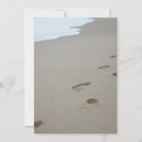 Huellas en una playa blanca en Mozambique