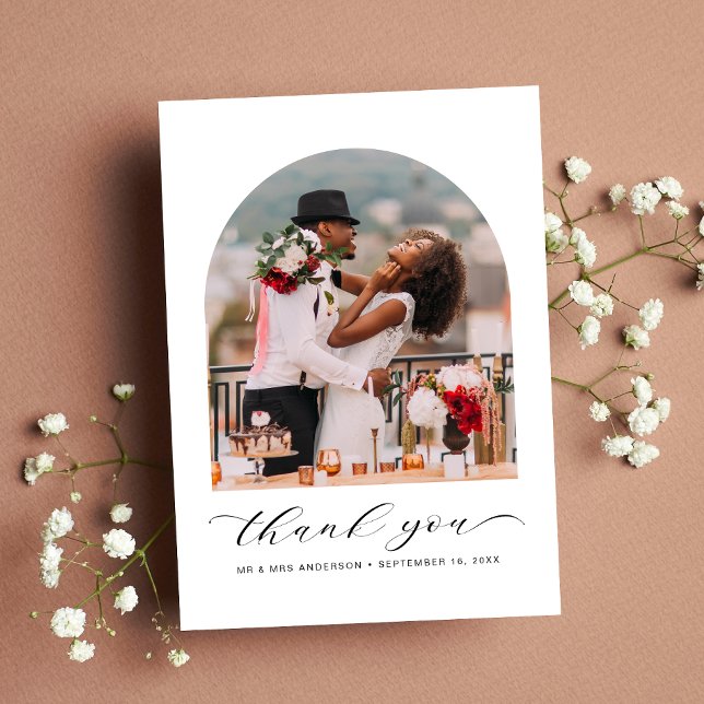 Tarjeta De Agradecimiento Imagen boda con arcos de marco elegante guión (Celebrate your love story with a thank you card showcasing your photo in an elegant arch frame)