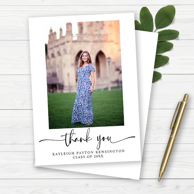 Tarjeta De Agradecimiento Imagen de graduación de guión elegante y moderna (Modern Elegant Script Graduation Photo Thank You Card)
