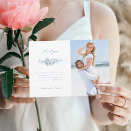 Tarjeta De Agradecimiento Imagen floral azul y blanca clásica