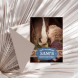 Tarjeta De Agradecimiento Kids Western Birthday Blue/Brown Photo<br><div class="desc">Gracias a todos los invitados por el cumpleaños de tu pequeño buckaroo con un dulce tema occidental gracias con espacio para una foto de tamaño retrato completo. Este diseño es limpio y elegante, al tiempo que rinde un homenaje lúdico a los temas occidentales con gingham en la parte trasera y...</div>
