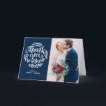 Tarjeta De Agradecimiento La boda de la guirnalda del azul que pone letras<br><div class="desc">Dé las gracias a su familia y los amigos con este boda rústico de la foto le agradecen cardar la atracción de las letras blancas de la mano en fondo de los azules marinos. Modifique esto para requisitos particulares le agradecen cardar añadiendo su propia foto y detalles. Perfeccione para los...</div>