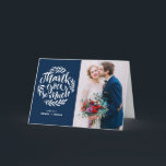 Tarjeta De Agradecimiento La boda de la guirnalda del azul que pone letras<br><div class="desc">Dé las gracias a su familia y los amigos con este boda rústico de la foto le agradecen cardar la atracción de las letras blancas de la mano en fondo de los azules marinos. Modifique esto para requisitos particulares le agradecen cardar añadiendo su propia foto y detalles. Perfeccione para los...</div>