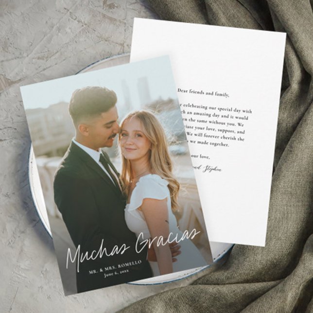 Tarjeta De Agradecimiento La escritura moderna aumenta gracias Boda de fotog (Spanish Script Muchas Gracias Wedding Photo Thank You Card.)
