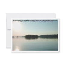Lago Pacífico y árboles lejanos con escritura