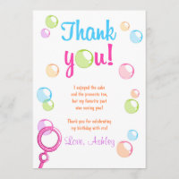 Las burbujas le agradecen cardar a la chica